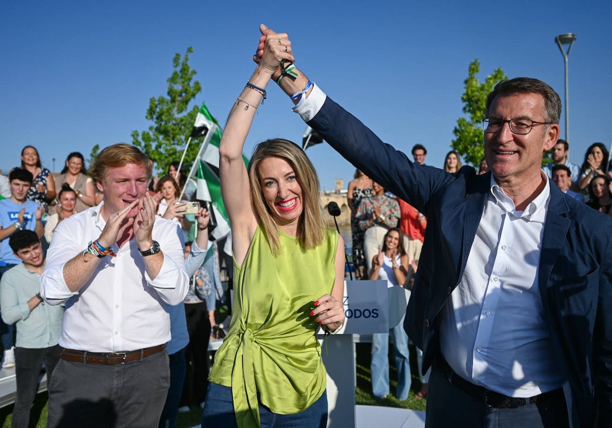 Ignacio Gragera aplaude a Guardiola y Feijóo en el mitin de Badajoz.