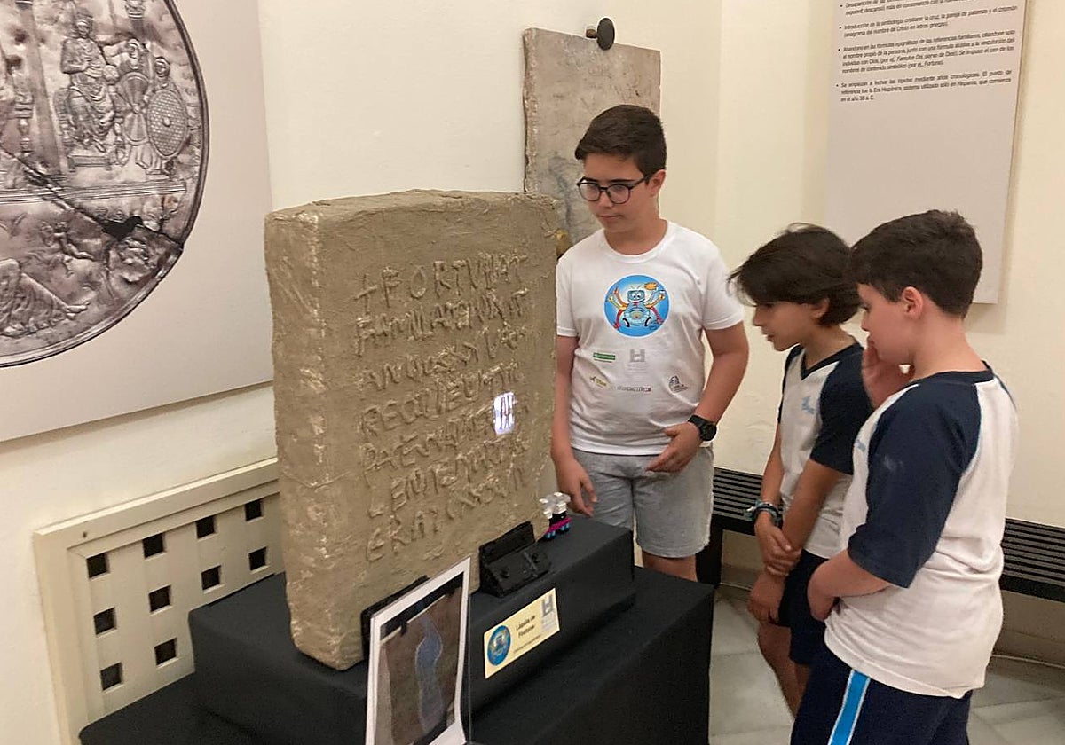 Una lápida de la fortuna robotizada en el Arqueológico.