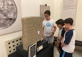 Una lápida de la fortuna robotizada en el Arqueológico.