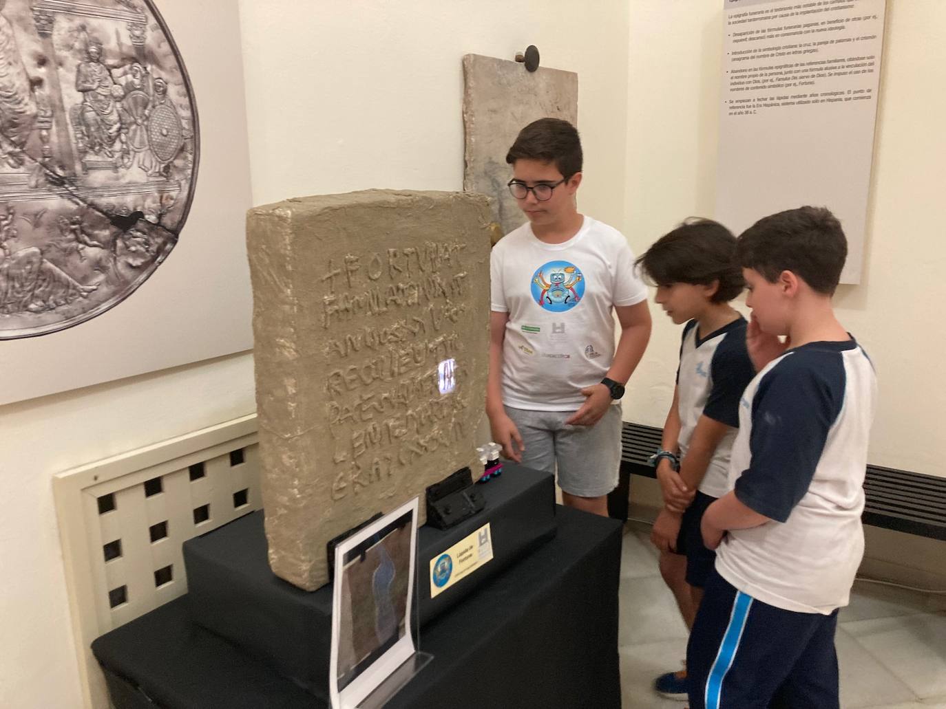 Invasión de robots y murales en la Alcazaba