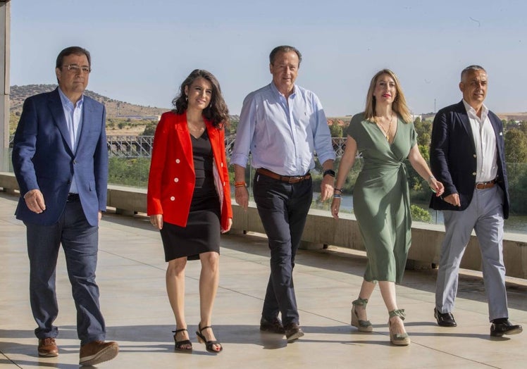 Vara, De Miguel, Baselga, Guardiola y Gordillo, en la terraza del Palacio de Congresos emeritense.