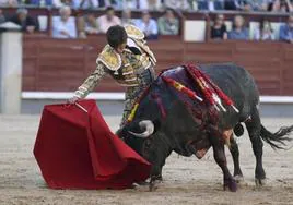 El diestro Julián López «El Juli» da un pase a un toro durante el primer festejo de la Feria de San Isidro.