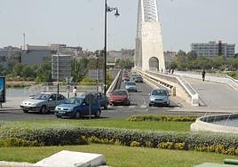 Vehículos circulando por el puente Lusitania de Mérida.