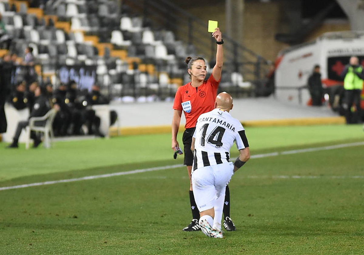 Gorka Santamaría ve la quinta amarilla en el derbi ante el Mérida jugado en el Nuevo Vivero.