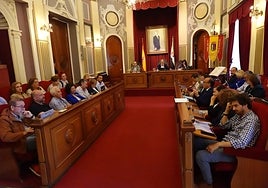 Los concejales durante el pleno extraordinario celebrado este viernes.