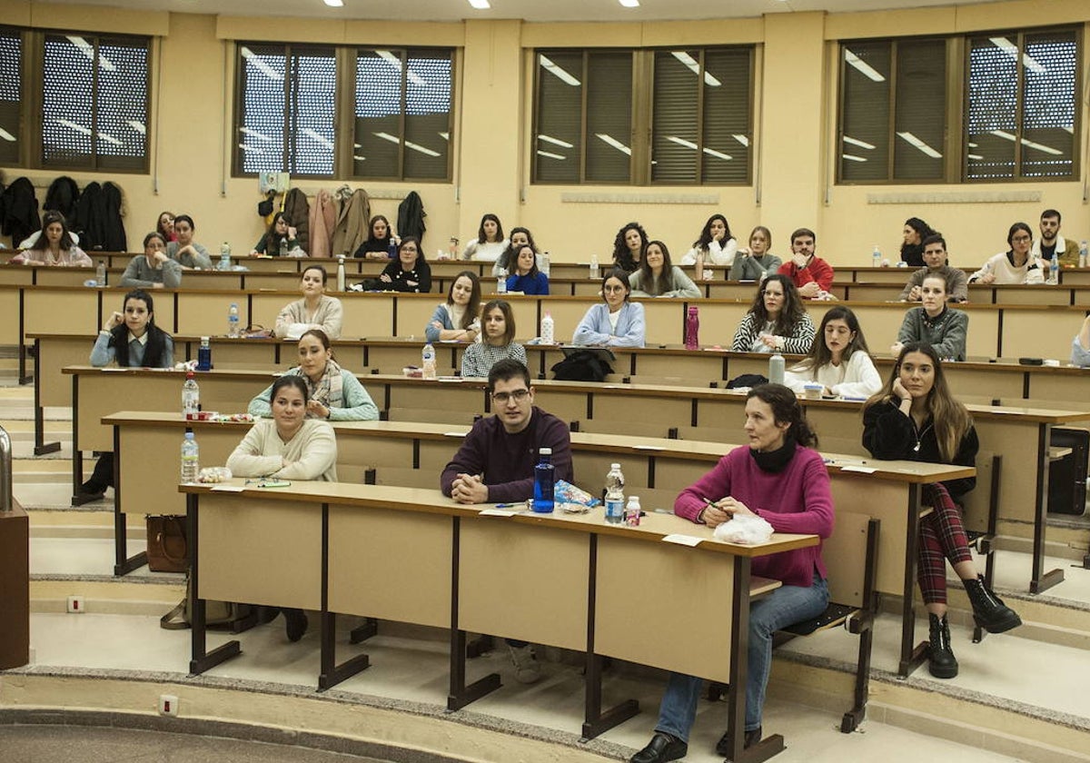 Imagen de archivo de la celebración de un examen MIR en Extremadura.