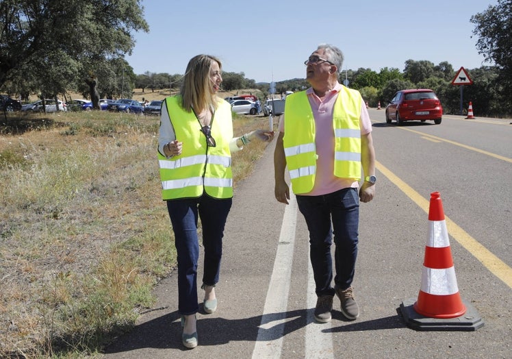 La candidata a ganar a Fernández Vara, con Hurtado.