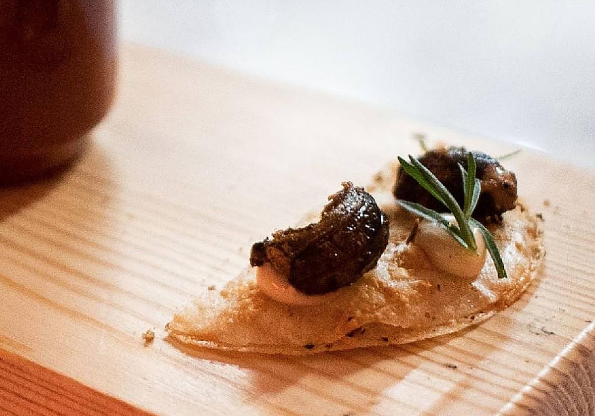 Estos caracoles asados son el primer pase del menú romano de El Bar Old School Food.