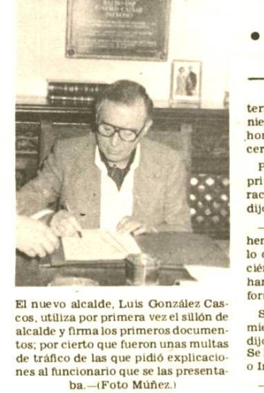 Luis González Cascos, utilizando por primera vez el sillón de alcalde.