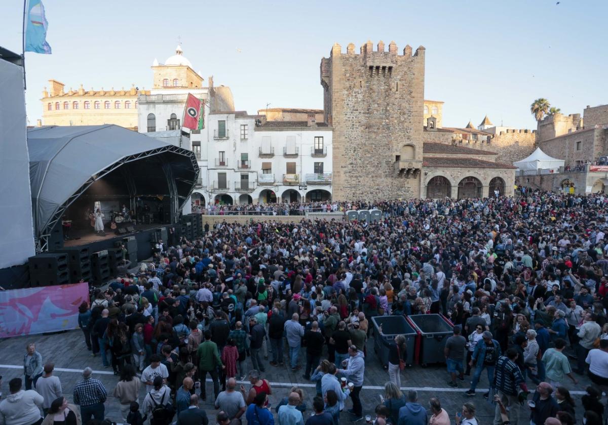 La Plaza Mayor durante el concierto de la cantautora canaria Valeria Castro, que actuó ante miles de personas en la Plaza Mayor de Cáceres.