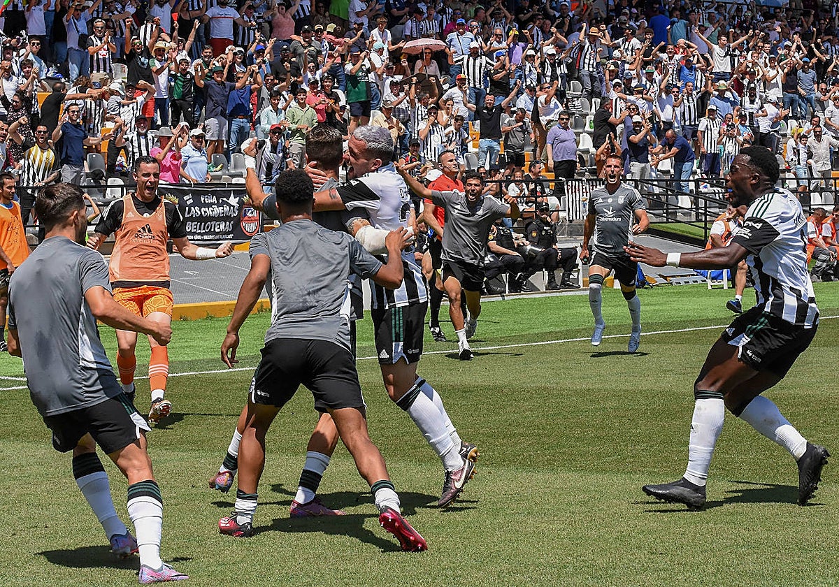 David Soto se abraza con algunos suplentes tras marcar el tanto del triunfo ante la Cultural.