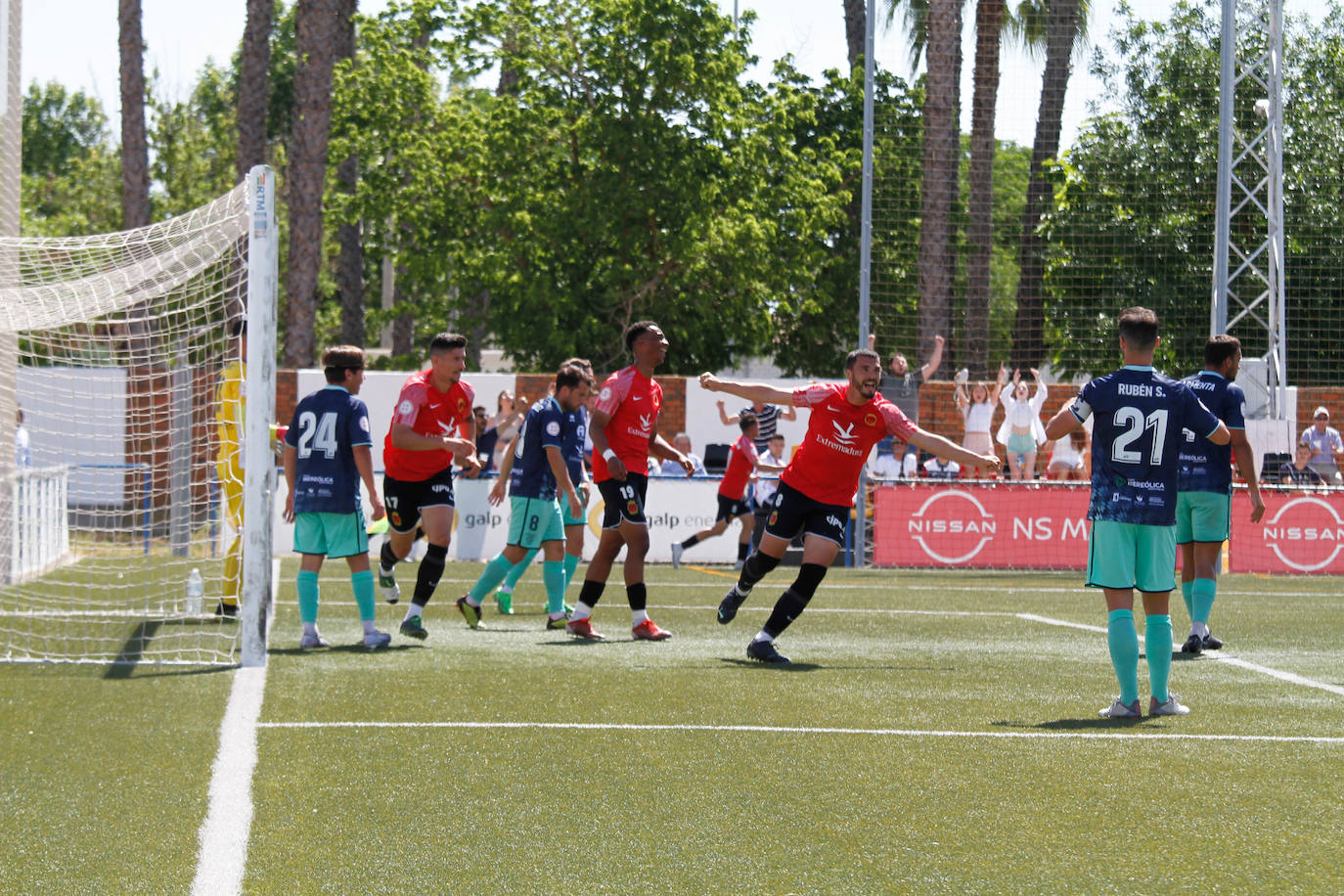 El Montijo celebra su permanencia en el Emilio Macarro