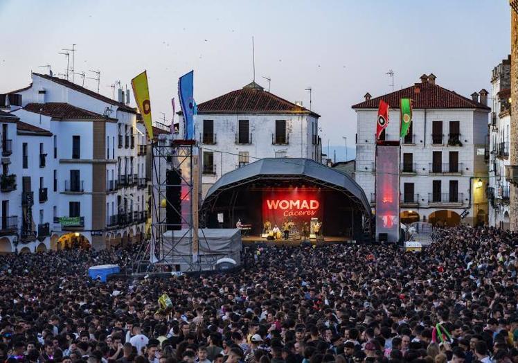 Imagen principal - Womad llega al apoteosis en su día grande