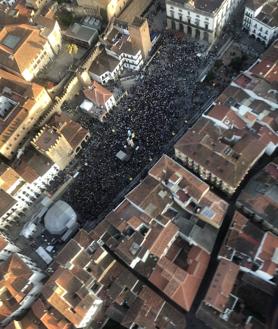 Imagen secundaria 2 - Arriba, imagen tomada ayer por la tarde de una de las muchas actuaciones callejeras que hay ajenas a los conciertos oficiales; abajo a la izquierda, detención efectuada alrededor de las doce y media de la mañana de ayer, por la Policía Nacional y Local, en la Plaza Mayor; y a la derecha, foto aérea de la Plaza Mayor a última hora de la tarde del viernes, realizada desde un helicóptero. 