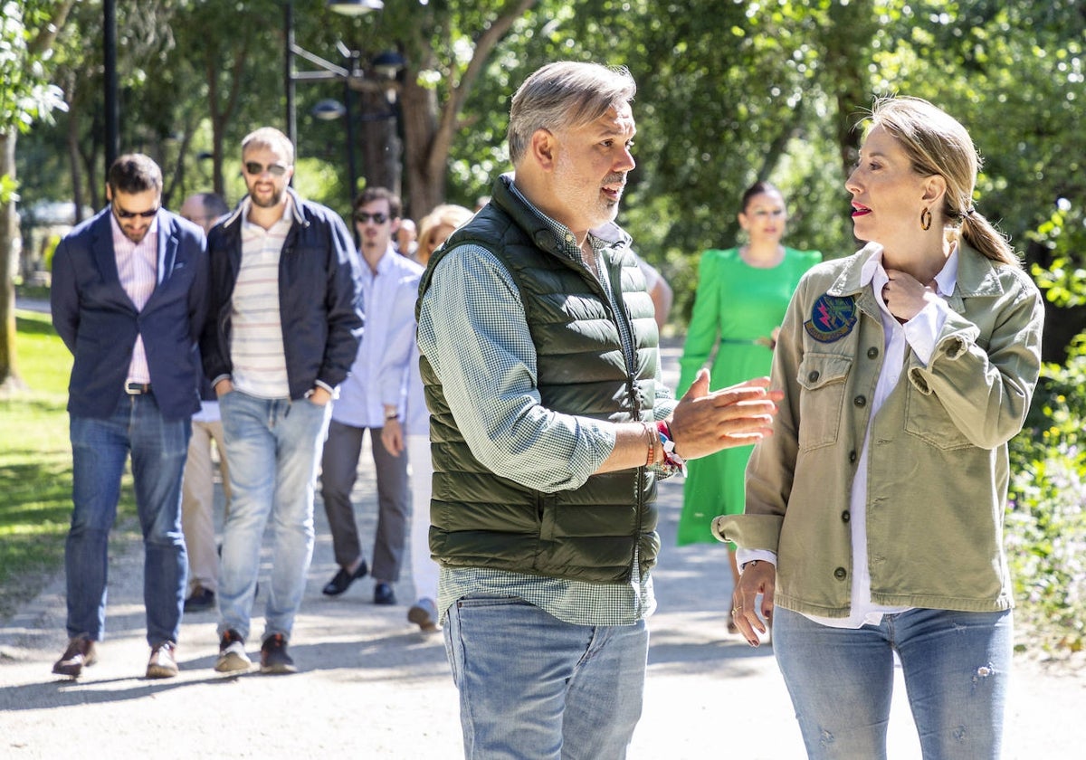 María Guardiola y Fernando Pizarro, este domingo paseando por el parque placentino de La Isla.