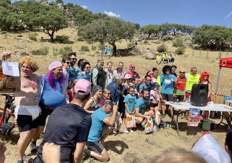 Los dirigentes populares, en el centro de la foto, con los premiados en el cross popular celebrado este domingo en Valcorchero.