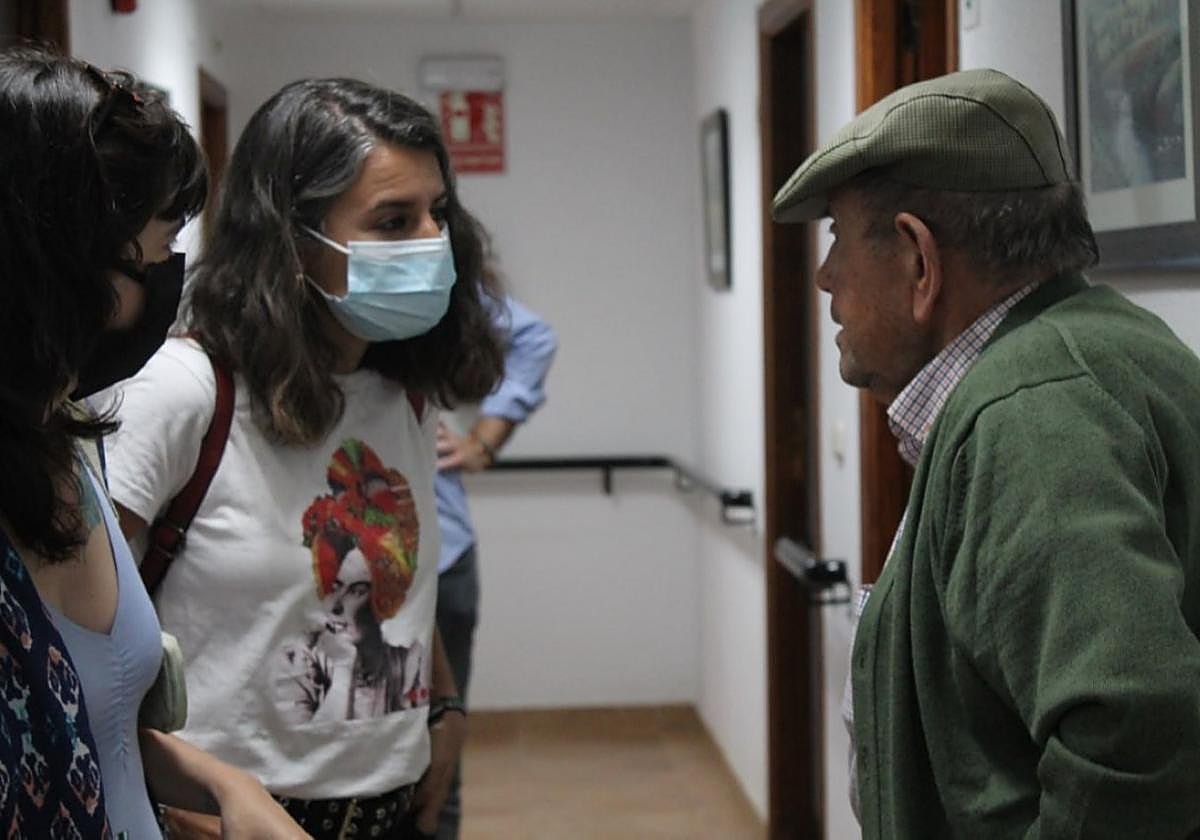 Irene de Miguel visitó los pisos tutelados de Brozas.