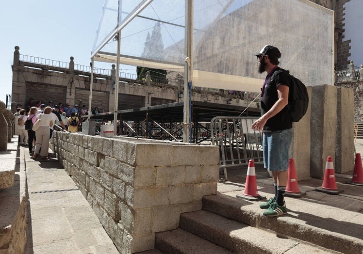 Montaje de atrezo en San Jorge, donde esta mañana todavía estaba el escenario del Womad.