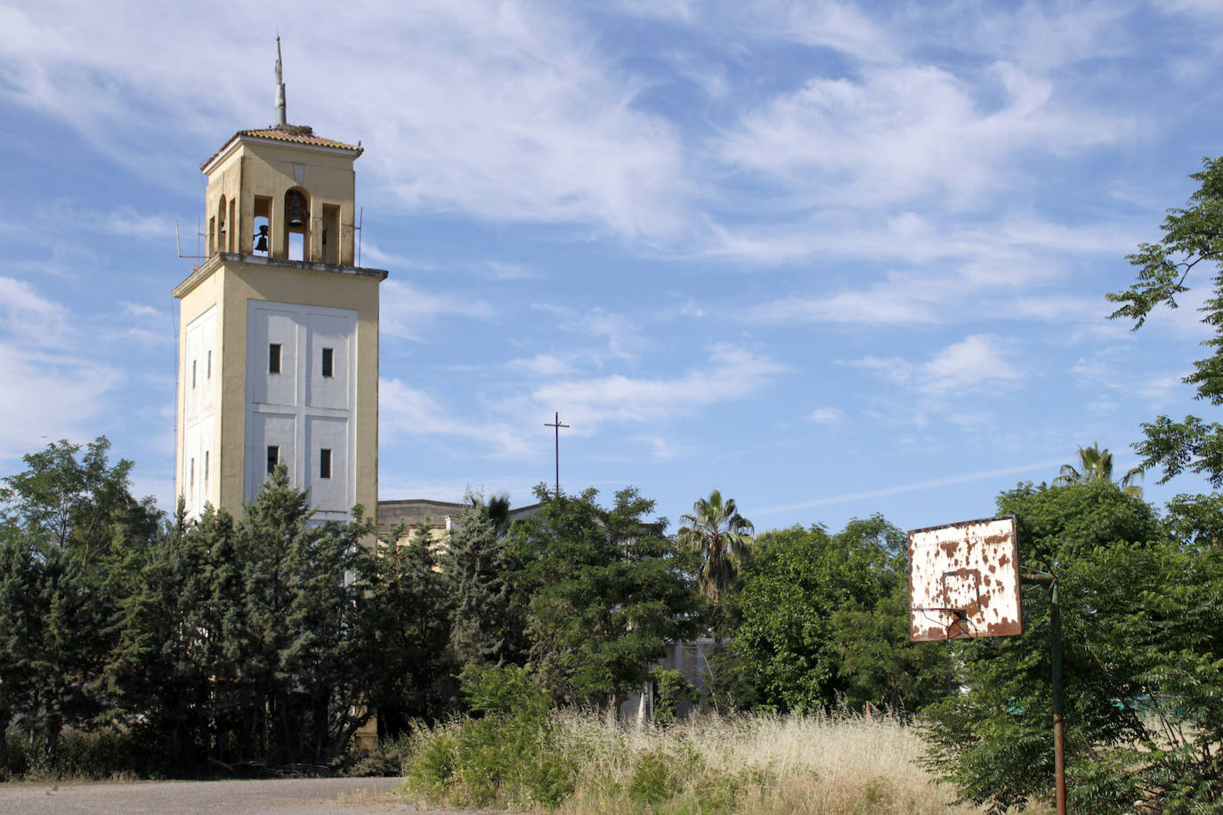 Las pistas deportivas y la iglesia cerrada.