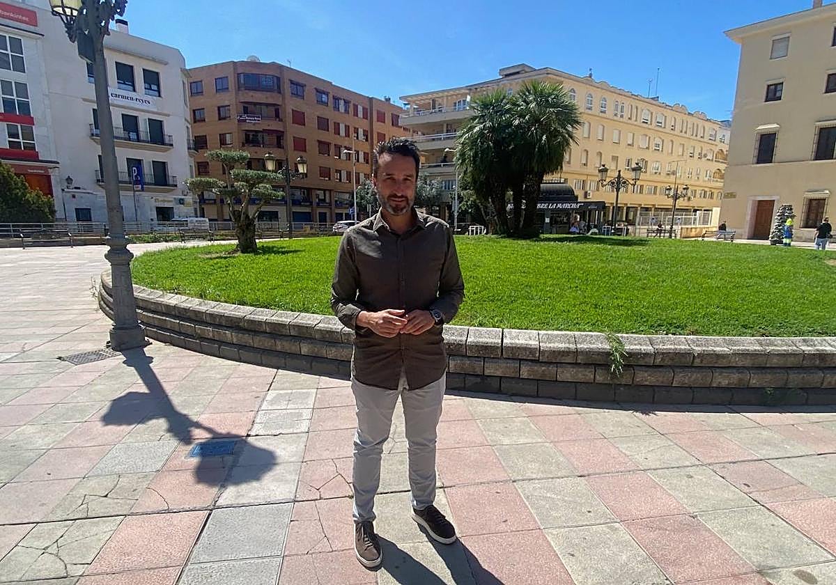 El candidato socialista a la Alcaldía de Badajoz, Ricardo Cabezas, este lunes en la plaza de San Atón.