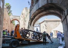 Llegada de un carro de atrezo esta mañana a la Ciudad Monumental de Cáceres.