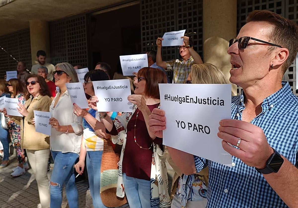 Funcionarios de Justicia, este martes a las puertas de los juzgados de Badajoz.
