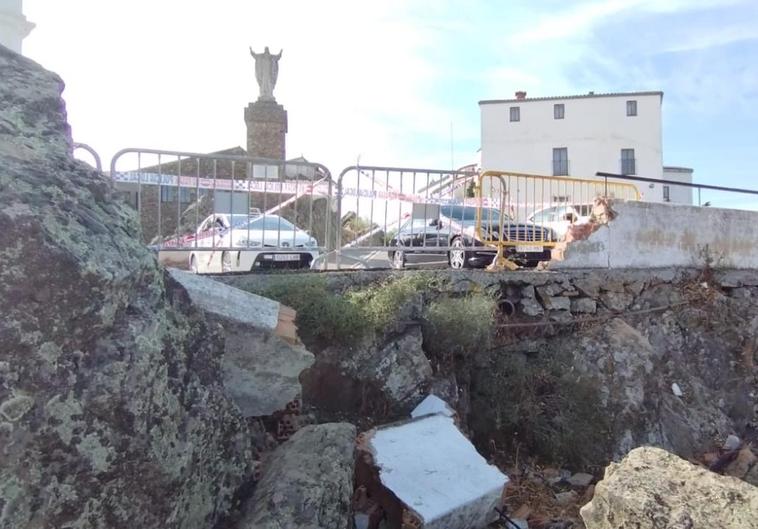 Investigan el derrumbe de parte del muro del mirador de la Montaña de Cáceres