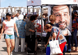 El PP, el PSOE y Unidas Podemos haciendo campaña en el mercadillo.