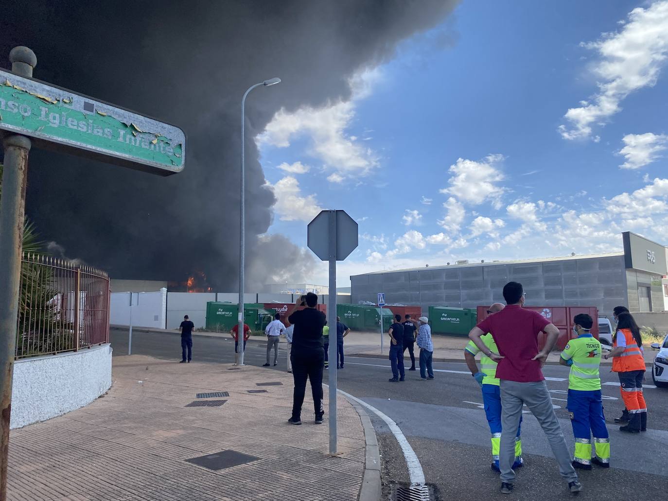 Fuego que se ha registrado en una planta de reciclaje en Almendralejo