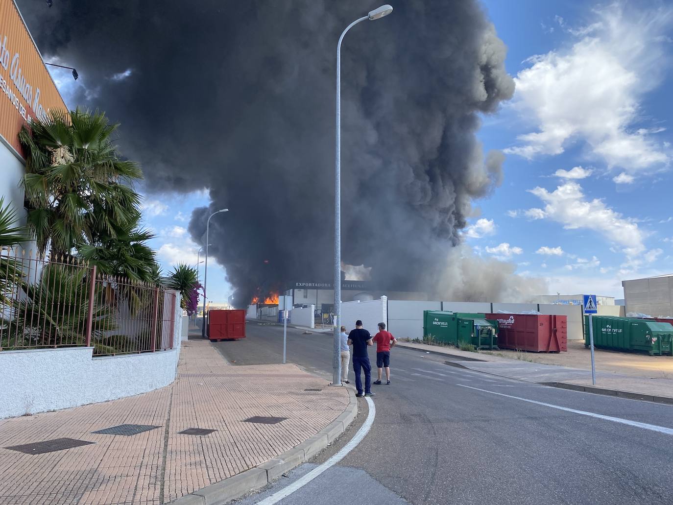 Fuego que se ha registrado en una planta de reciclaje en Almendralejo