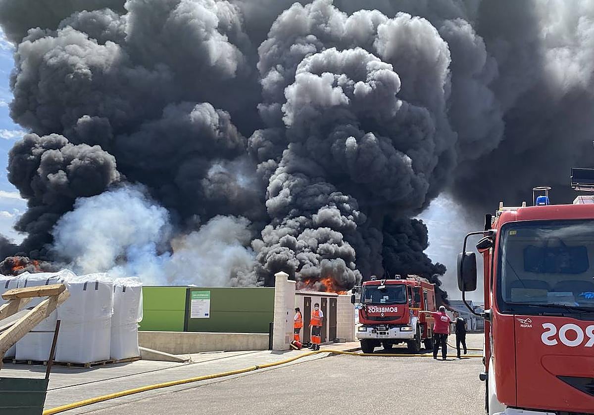 Controlado el incendio en una planta de reciclaje de Almendralejo, que deja siete heridos
