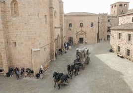 Un momento del ensayo de este miércoles en la Plaza de Santa María, donde se pudo ver a cuatro caballos tirando de la carroza de Alicent Hightower.