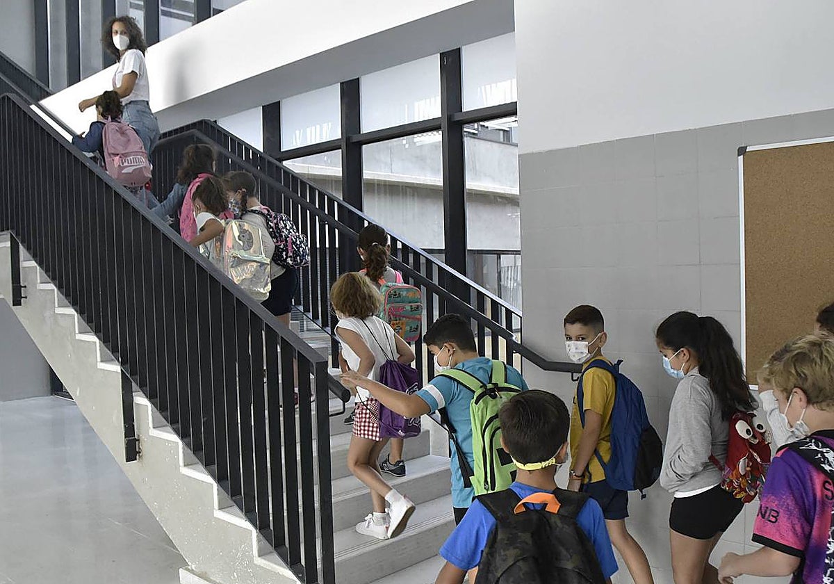 Escolares en el colegio del Cerro Gordo cuando abrió.