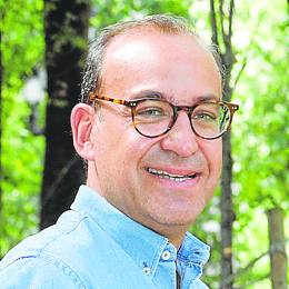 Plaza de Toros de Cáceres con el cartel de campaña del candidato popular, Rafael Mateos.