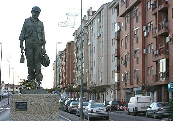 Avenida de la Constitución en la barriada de Aldea Moret de Cáceres.
