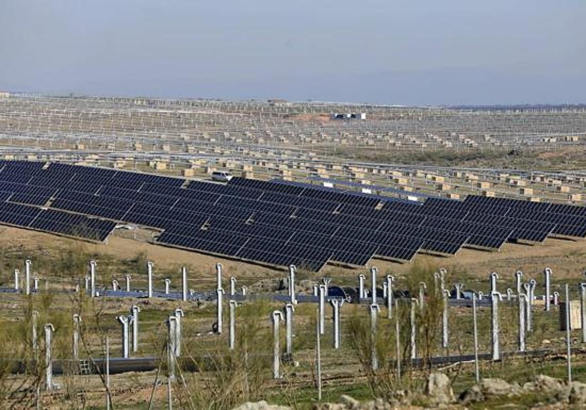 Un trabajador sufre un trauma craneal tras caerle una placa solar en Alcuéscar