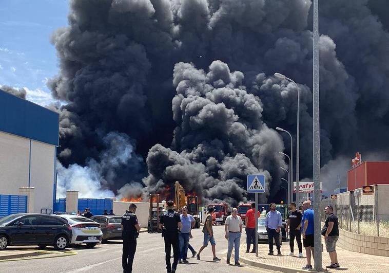Imagen del incendio en el polígono industrial Las Picadas de Almendralejo.