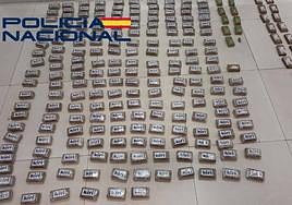 En uno de los vehículos encontraron 22 kilos de hachís.