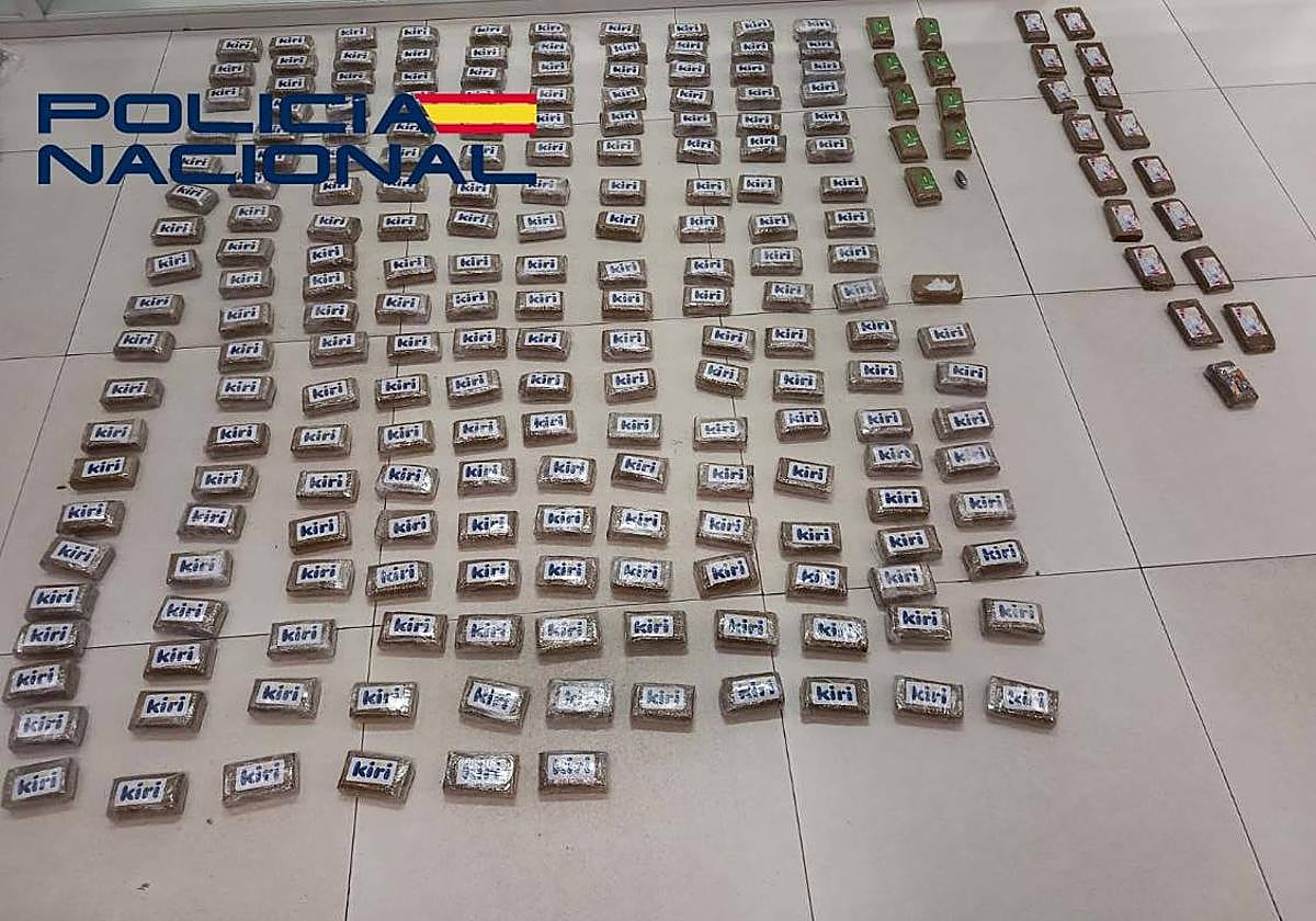 En uno de los vehículos encontraron 22 kilos de hachís.