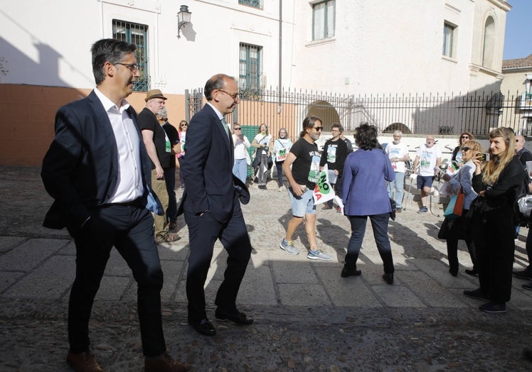 Entrada de los concejales populares al pleno municipal por la zona donde se concentraba el colectivo contrario al proyecto de la mina.