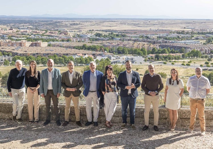 Los 10 candidatos a la alcaldía de Cáceres, Felipe Vela, María Borrero, Francisco Alcántara, Eduardo Gutiérrez, Francisco Piñero, Consuelo López, Luis Salaya, Rafael Mateos, Raquel Iglesias y Óscar Pérez, en el Paseo Alto.