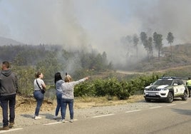 Vecinos de Las Hurdes siguiendo la evolución del incendio cerca de Robledo, este jueves.