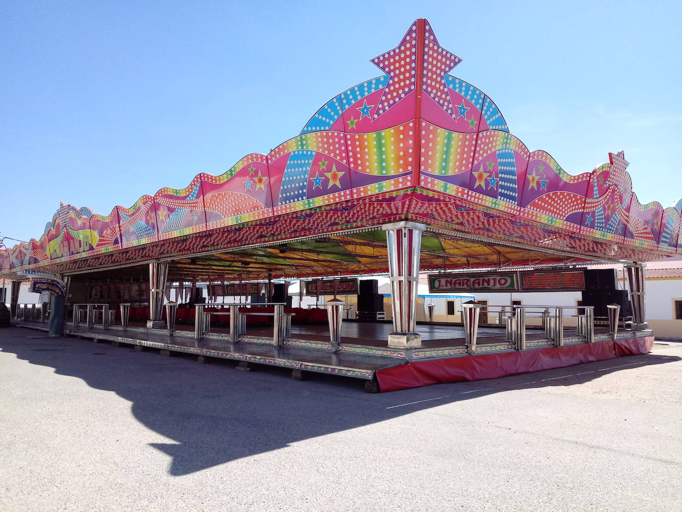 Los coches chocantes de Julio Naranjo son una de las atracciones que llegan antes al pueblo y de las más esperadas en la feria.