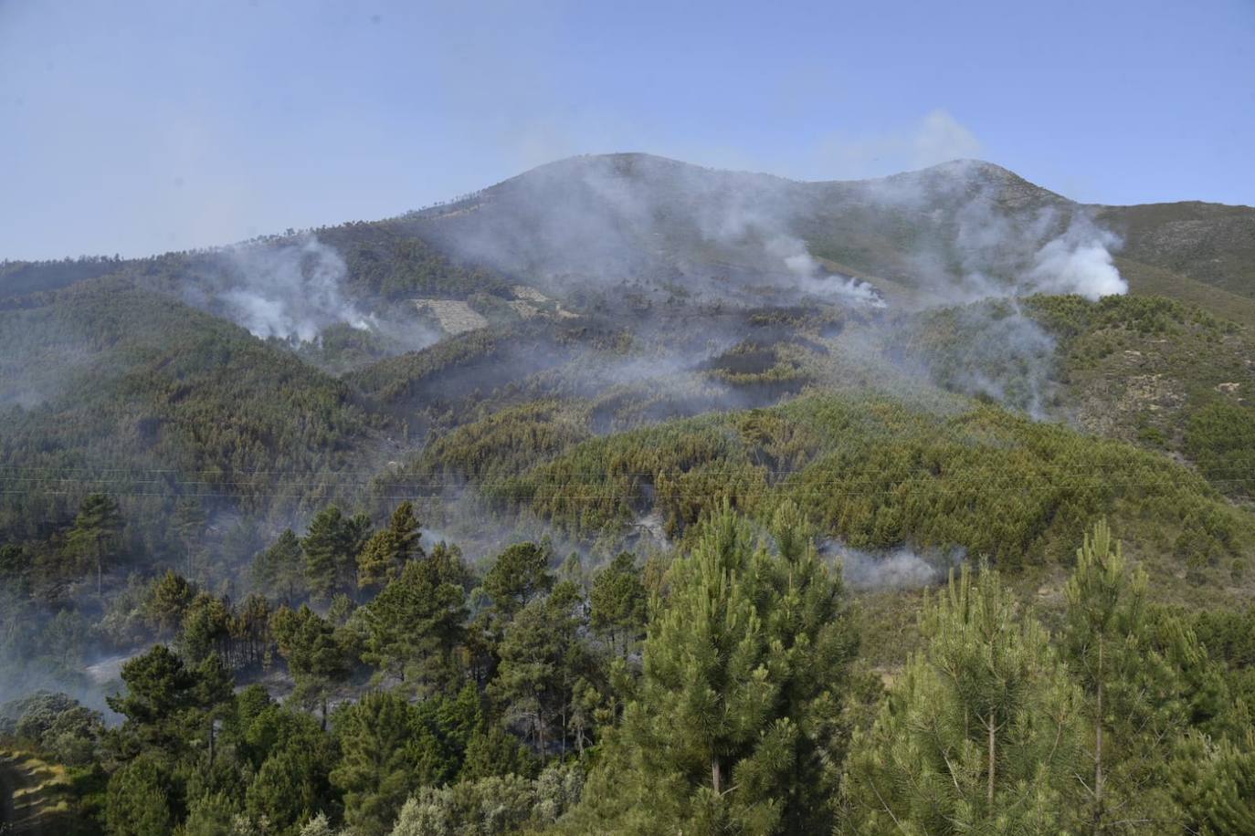 El incendio en Hurdes y Sierra de Gata, en imágenes (IV)