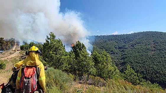 El incendio de Las Hurdes y Sierra de Gata devora miles de hectáreas y obliga a desalojar tres pueblos