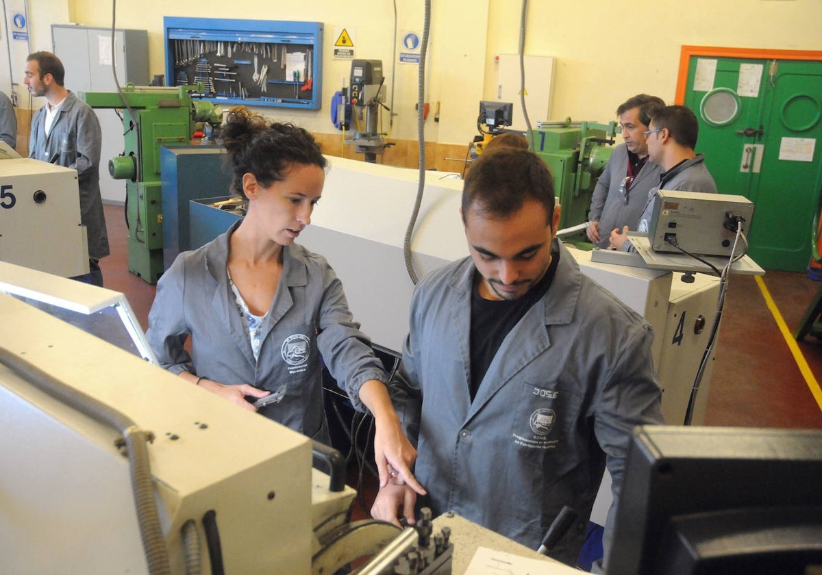 Alumnos del ciclo superior de Fabricación Mecánica en el instituto Cristo del Rosario, de Zafra, en una clase práctica.