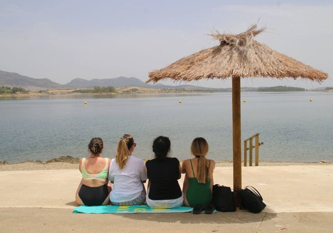 Un grupo de chicas en la playa de Campanario, en el embalse de Orellana.