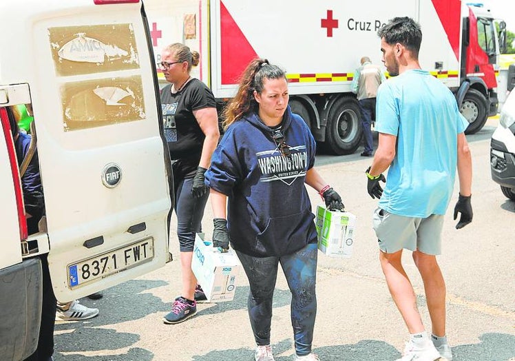 Voluntarios llevando comida a los evacuados al pabellón de Moraleja.