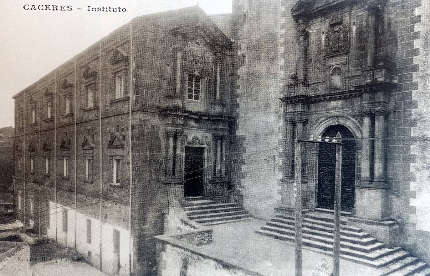 Imagen del Instituto en 1910, sin la verja que puso Castillo.