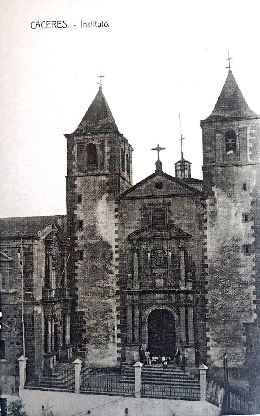 El Instituto en 1920, con la verja que puso su director Castillo y que quiso quitar el obispo.